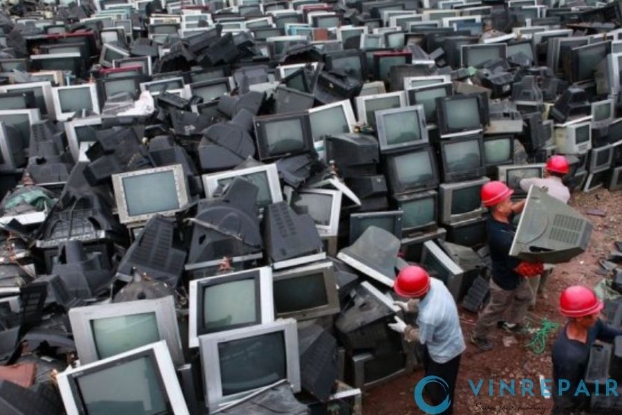 hàng đống màn hình máy vi tính cũ bị bỏ ngoài bãi rác