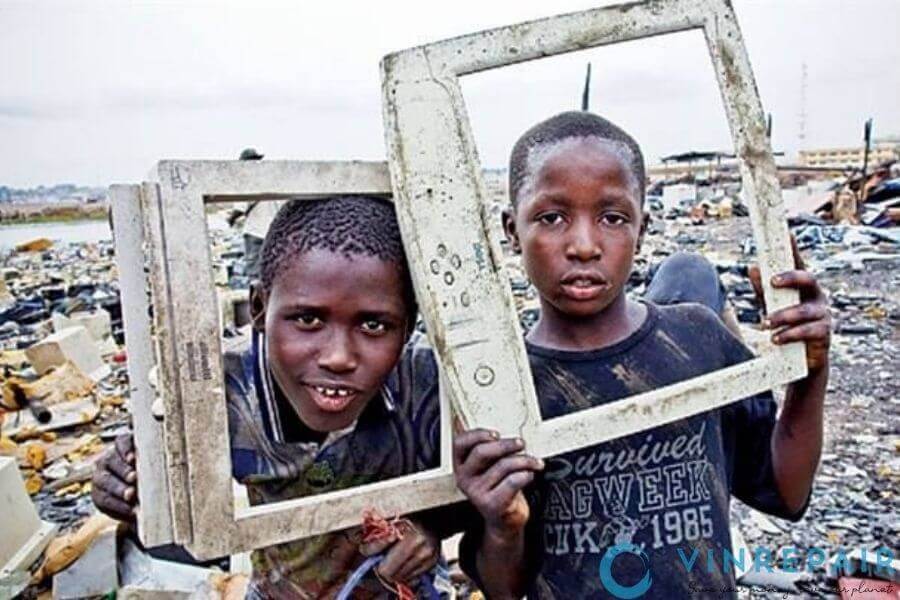 trẻ em vui chơi trong một bãi rác điện tử độc hại